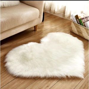 Tapis décoratif en forme de cœur blanc